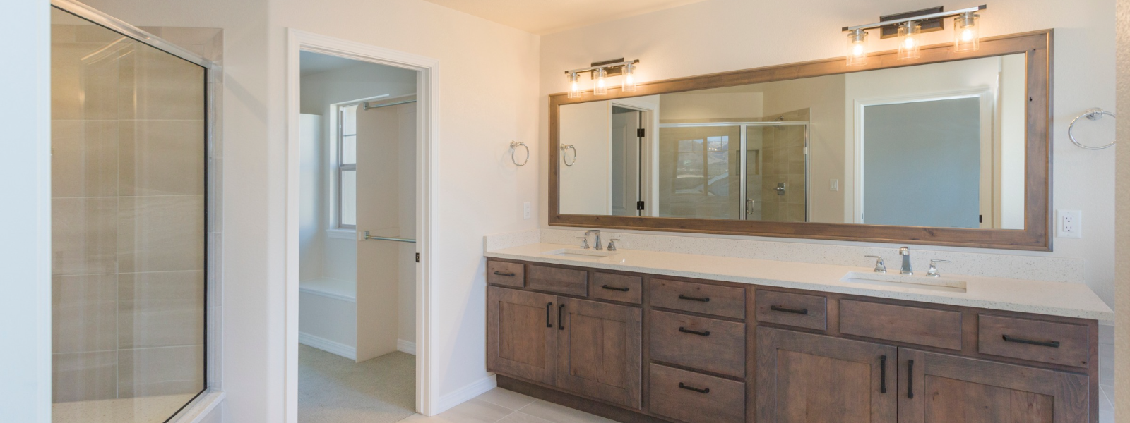 Choosing the right lighting for your bathroom is crucial in creating a bright, inviting, and functional space. Proper lighting not only enhances the overall aesthetic of your bathroom but also plays a significant role in your daily activities, such as applying makeup, shaving, or simply relaxing in a warm bath.